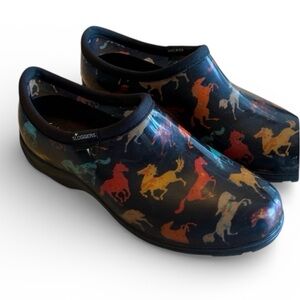 SLOGGERS Women’s Black Waterproof Shoes, Multi-Color Horse Pattern. 10 EUC